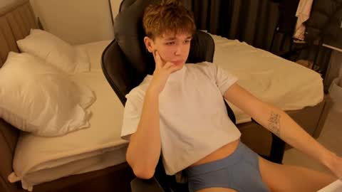 Snapshot of sw33theart_b0y chatting on 12-30-24, 02:53 Nate 3 online show from 12-30-24, 02:53