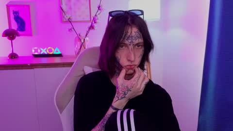 Eric online show from 04-11-26, 01:37