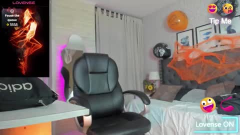 Vanessa online show from 10-25-25, 04:20