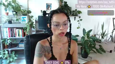 Snapshot of sweet_bluee chatting on 05-20-26, 02:56 Tutti online show from 05-20-26, 02:56
