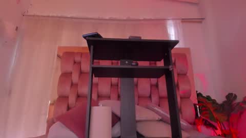 Snapshot of sweet_booty1 chatting on 10-14-25, 06:09 Chelsy online show from 10-14-25, 06:09