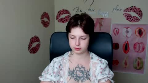 Snapshot of sweet_cherryg chatting on 07-16-26, 06:19 Ivy online show from 07-16-26, 06:19