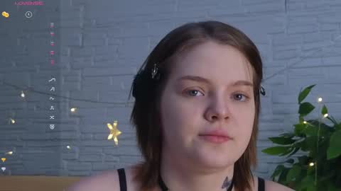 Snapshot of sweet_ferret chatting on 05-15-26, 05:14 Amely online show from 05-15-26, 05:14