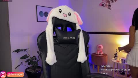 Snapshot of sweet_littleee chatting on 01-19-25, 12:49 free private online show from 01-19-25, 12:49