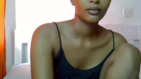 Snapshot of sweet_melod chatting on 05-17-26, 05:38 Linda online show from 05-17-26, 05:38