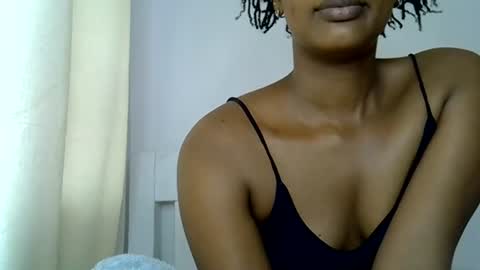 Snapshot of sweet_melod chatting on 06-25-26, 06:29 Linda online show from 06-25-26, 06:29