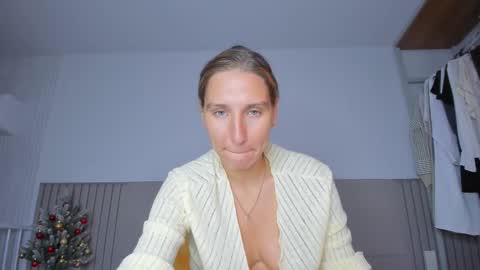 Snapshot of sweet_miss381 chatting on 12-17-25, 02:50 Sofi online show from 12-17-25, 02:50
