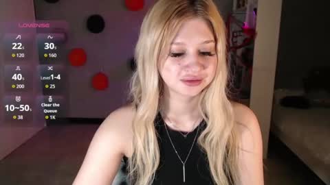 sweet_nicole_333 online show from 10-31-25, 01:45