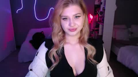 sweet_nicole_333 online show from 05-17-26, 03:08