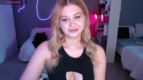 sweet_nicole_333 online show from 05-20-26, 08:42