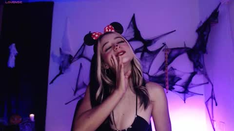 Snapshot of sweet_penny_ chatting on 10-19-25, 09:26 Penny online show from 10-19-25, 09:26