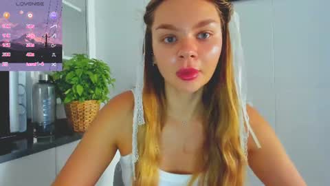 Snapshot of sweet_sabriina chatting on 06-28-26, 06:19 Sabina online show from 06-28-26, 06:19