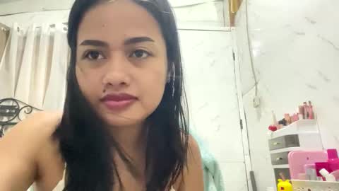 Snapshot of sweet_sirenxx chatting on 05-01-26, 12:43 Leah online show from 05-01-26, 12:43