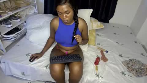 Snapshot of sweet_spoon chatting on 11-21-25, 11:31 Nina online show from 11-21-25, 11:31