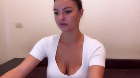 sweet_strawberr online show from 09-17-25, 06:15