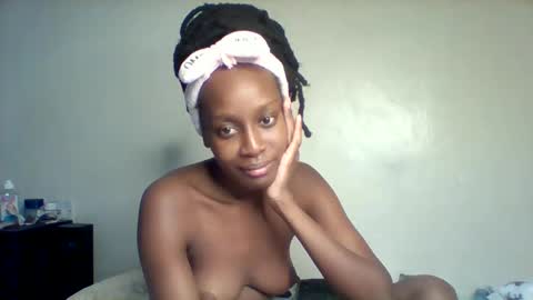 Snapshot of sweet_xtin12 chatting on 10-26-25, 06:36 Sexy petite online show from 10-26-25, 06:36