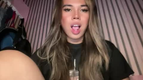 Snapshot of sweetalexa19 chatting on 10-17-25, 02:26 alexa your one and only queen online show from 10-17-25, 02:26