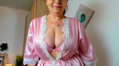 Snapshot of sweetangell69_ chatting on 04-28-26, 02:27 Viorica online show from 04-28-26, 02:27