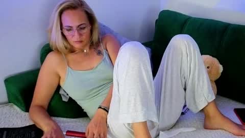 Snapshot of sweetania_ chatting on 04-21-26, 01:42 Ania online show from 04-21-26, 01:42