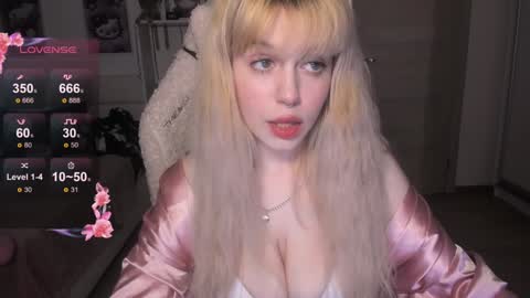 Snapshot of sweetcheecksmolly chatting on 02-03-25, 02:55 Lisa online show from 02-03-25, 02:55