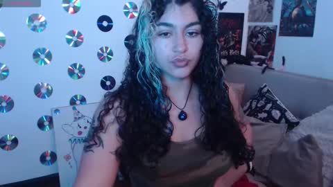 Snapshot of sweetdevil631 chatting on 10-20-25, 03:34 Abril online show from 10-20-25, 03:34