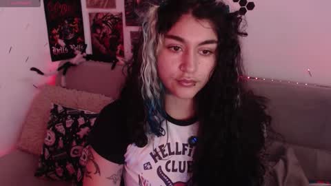 Snapshot of sweetdevil631 chatting on 10-22-25, 03:34 Abril online show from 10-22-25, 03:34