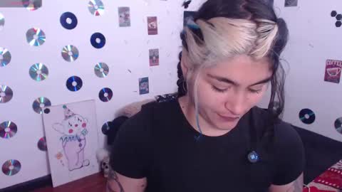 Snapshot of sweetdevil631 chatting on 12-16-25, 03:28 Abril online show from 12-16-25, 03:28