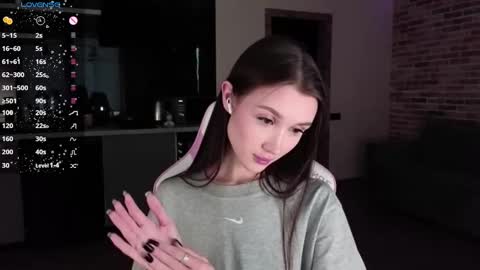 Snapshot of sweetiebones chatting on 12-29-24, 07:06 bratty gf online show from 12-29-24, 07:06