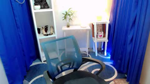 Snapshot of sweetladyapril chatting on 01-12-26, 02:06 dessiree online show from 01-12-26, 02:06