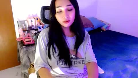 Snapshot of sweetlilly_18 chatting on 10-12-25, 02:21 Lilly online show from 10-12-25, 02:21