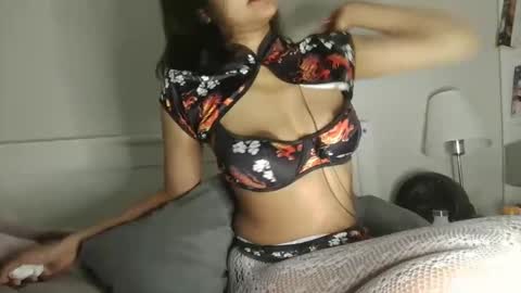 Snapshot of sweetlilyinthewild chatting on 11-30-25, 01:15 Lily online show from 11-30-25, 01:15