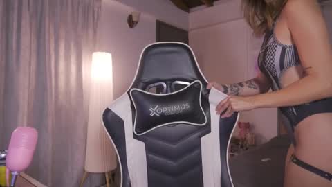 Snapshot of sweett_catt1 chatting on 09-25-25, 02:26 Cat independent model online show from 09-25-25, 02:26