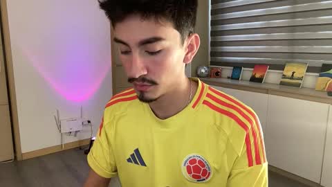 Snapshot of sweettaaron chatting on 11-25-25, 06:19 Andy online show from 11-25-25, 06:19