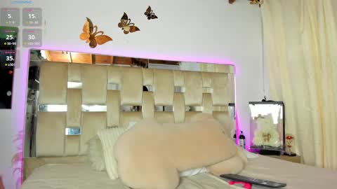  independent model  online show from 09-17-25, 10:33