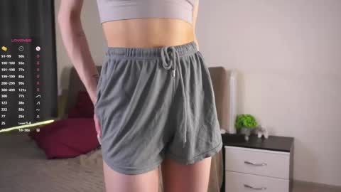 Snapshot of sweetyoops chatting on 05-04-26, 05:53 Astrid online show from 05-04-26, 05:53