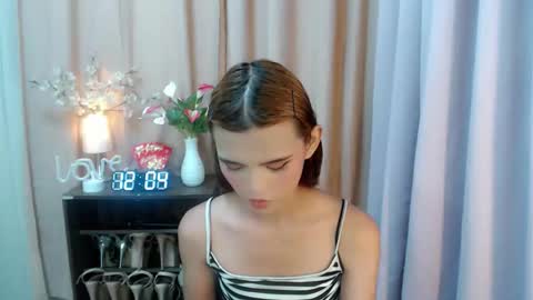 Snapshot of sweetytrannygirlxx chatting on 09-17-25, 04:03 Megan online show from 09-17-25, 04:03