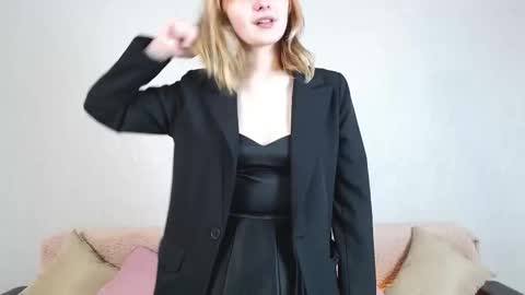 Snapshot of sweetyybay chatting on 12-14-25, 02:00 Stacy online show from 12-14-25, 02:00