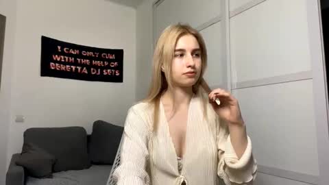 Snapshot of sydneyhackathorn chatting on 01-14-26, 05:07 Mona online show from 01-14-26, 05:07