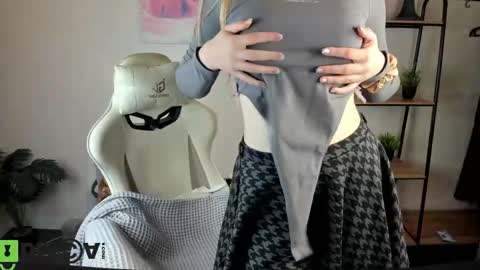 Snapshot of sylvia_ortiz chatting on 10-15-25, 09:31 Sylvia online show from 10-15-25, 09:31