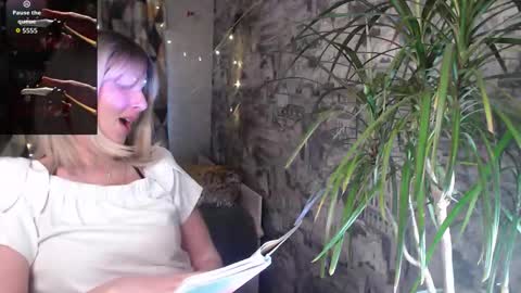 Snapshot of sylviathemodel chatting on 12-04-25, 07:06 Sylvia online show from 12-04-25, 07:06