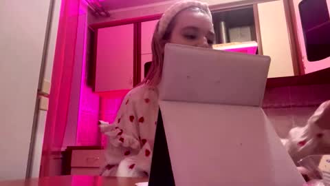 Mia online show from 02-25-26, 06:39