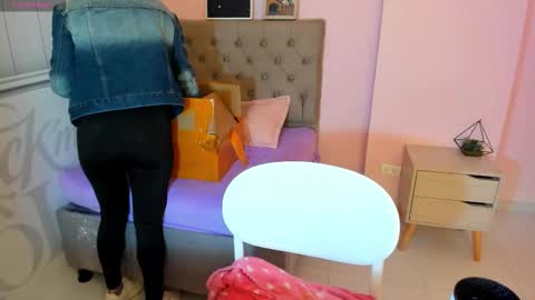 Tania  online show from 09-25-25, 01:15