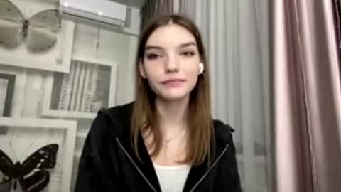 Snapshot of tarahmelaun chatting on 02-25-26, 07:12 Mia online show from 02-25-26, 07:12