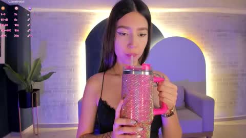 Snapshot of taralawrence chatting on 11-29-25, 04:15 Tara Lawrence online show from 11-29-25, 04:15