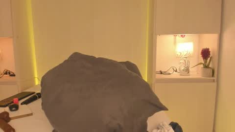  T A R A  online show from 12-18-25, 04:46