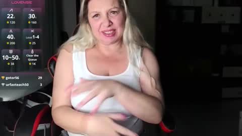 Snapshot of tasha__moon chatting on 10-14-25, 04:19 Tasha Moon online show from 10-14-25, 04:19