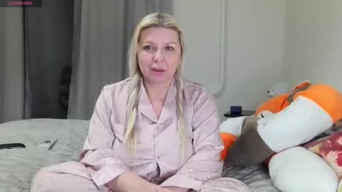 Snapshot of tasha__moon chatting on 12-15-25, 08:02 Tasha Moon online show from 12-15-25, 08:02