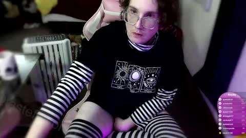 Snapshot of tasteflavored_femboy chatting on 12-16-25, 07:35 Taste online show from 12-16-25, 07:35