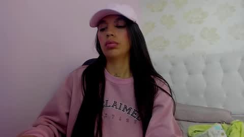 Snapshot of tatilarson chatting on 10-25-25, 01:18 TATI online show from 10-25-25, 01:18