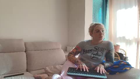 Snapshot of tattoobbgirl chatting on 06-12-26, 03:55 tattoobbgirl online show from 06-12-26, 03:55